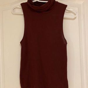 Sleeveless shirt, with a loose turtleneck